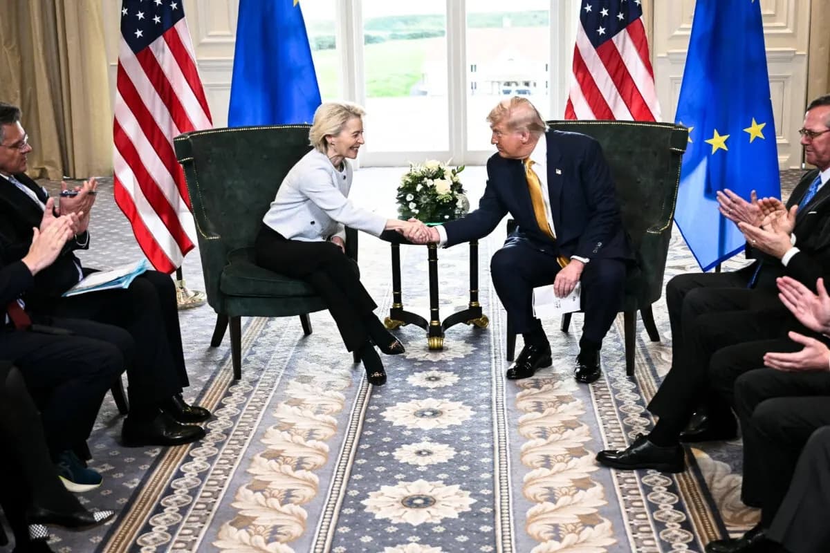 El presidente Donald Trump estrecha la mano de la presidenta de la Comisión Europea, Ursula von der Leyen, tras acordar un acuerdo comercial entre ambas economías tras su reunión, en Turnberry, Escocia, el 27 de julio de 2025. (Brendan Smialowski /AFP vía Getty Images)