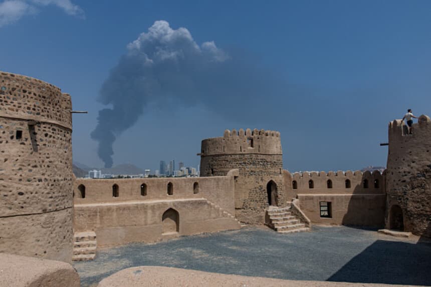 El humo se eleva tras una explosión en la zona industrial, provocada por los escombros tras la interceptación de un dron por parte de la defensa aérea, según informó la oficina de prensa de Fujairah el 5 de marzo de 2026, en Fujairah, Emiratos Árabes Unidos. (Christopher Pike/Getty Images).