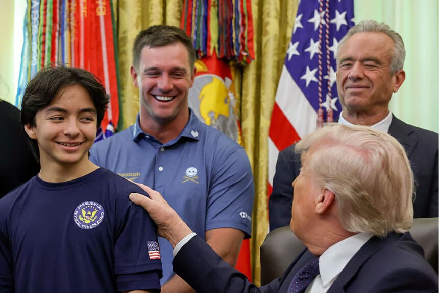El presidente Donald Trump habla con jóvenes deportistas en presencia de (de izquierda a derecha) el golfista profesional Bryson DeChambeau y el secretario de Salud y Servicios Humanos de EE. UU., Robert F. Kennedy Jr., durante la firma de una proclamación en el Despacho Oval de la Casa Blanca el 5 de mayo de 2026 en Washington, DC. (Anna Moneymaker/Getty Images).