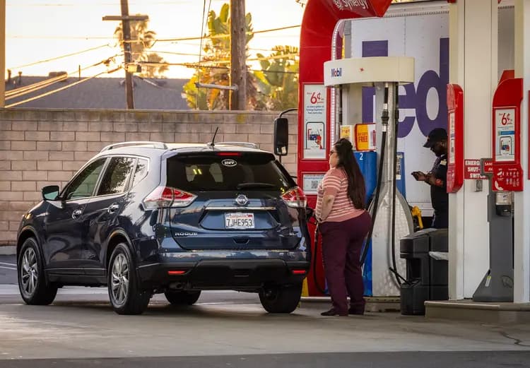 Clientes cargan gasolina en Los Ángeles el 11 de marzo de 2026. A pesar de los precios más altos, los estadounidenses no han sufrido escasez gracias al "alto grado de seguridad energética" del país, afirmó el analista David Blackmon. (John Fredricks/The Epoch Times)