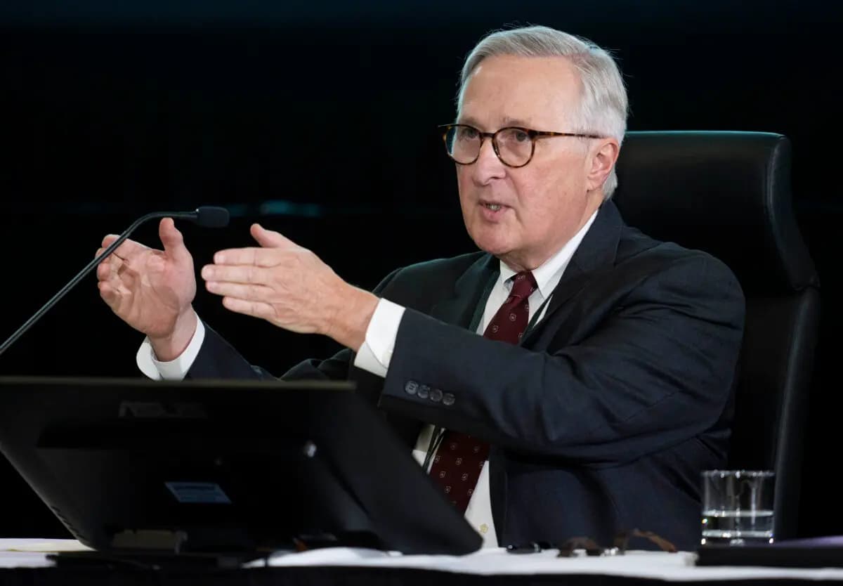 El exdirector del CSIS, Richard Fadden, interviene durante su participación en una mesa redonda en el marco de la Investigación Pública sobre la Interferencia Extranjera en los Procesos Electorales Federales y las Instituciones Democráticas, celebrada en Ottawa el 31 de enero de 2024. (The Canadian Press/Adrian Wyld).