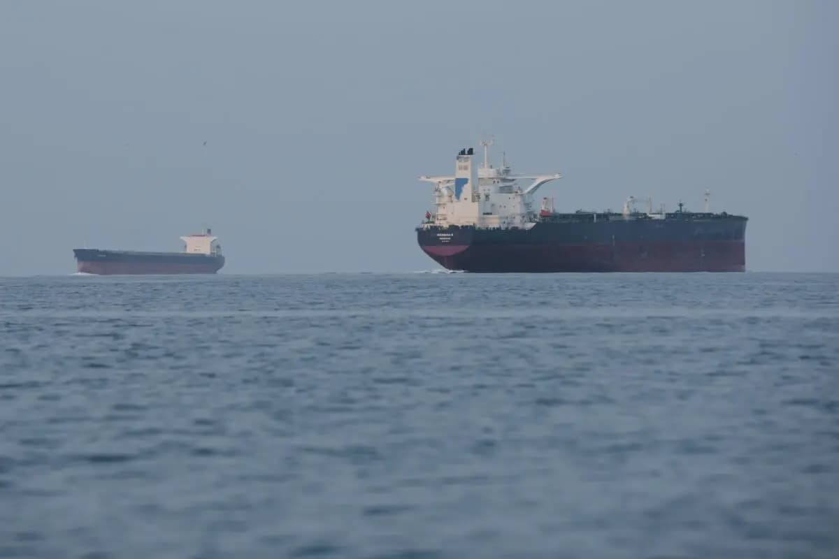 <em>Buques cisterna anclados en el estrecho de Ormuz, frente a la costa de la isla de Qeshm, Irán, el 18 de abril de 2026. (Foto de Asghar Besharati/AP).</em>
