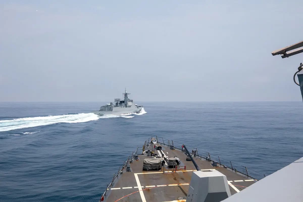 <em>El destructor de misiles guiados USS Chung-Hoon observa al buque Luyang III (arriba) de la Armada del Ejército Popular de Liberación de China durante su tránsito por el estrecho de Taiwán junto con el HMCS Montreal de la Marina Real Canadiense, el 3 de junio de 2023. (Andre T. Richard/Marina de los EE. UU. vía AFP).</em>
