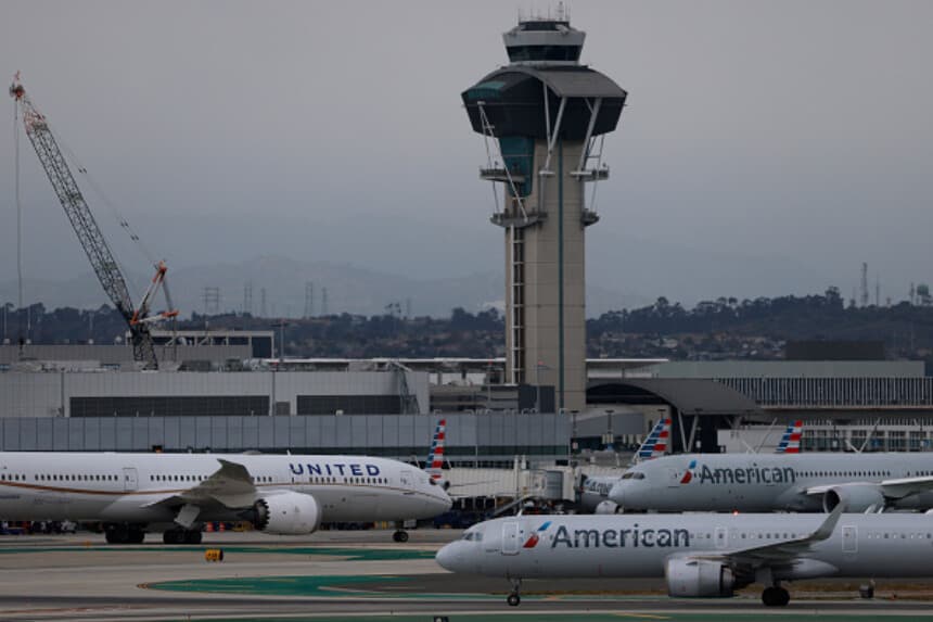 Imagen Ilustrativa: Un avión de United Airlines rueda junto a aviones de American Airlines en el Aeropuerto Internacional de Los Ángeles el 21 de abril de 2026 en Los Ángeles, California. (Justin Sullivan/Getty Images).