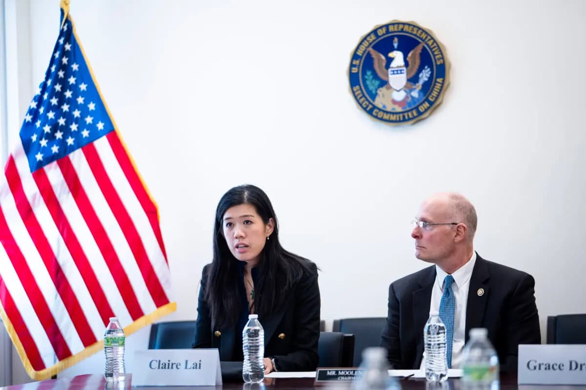 Claire Lai (izquierda), hija de Jimmy Lai, y el diputado John Moolenaar (republicano por Michigan), presidente de la Comisión Especial de la Cámara de Representantes sobre el PCCh, en una rueda de prensa celebrada en el Capitolio, en Washington, el 19 de marzo de 2026. (Madalina Kilroy/The Epoch Times).