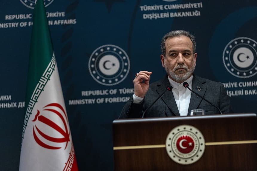 El ministro de Asuntos Exteriores iraní, Abbas Araghchi, hace una declaración en el Hotel Ritz tras reunirse con el ministro de Asuntos Exteriores turco, Hakan Fidan, el 30 de enero de 2026 en Estambul, Turquía. (Burak Kara/Getty Images)