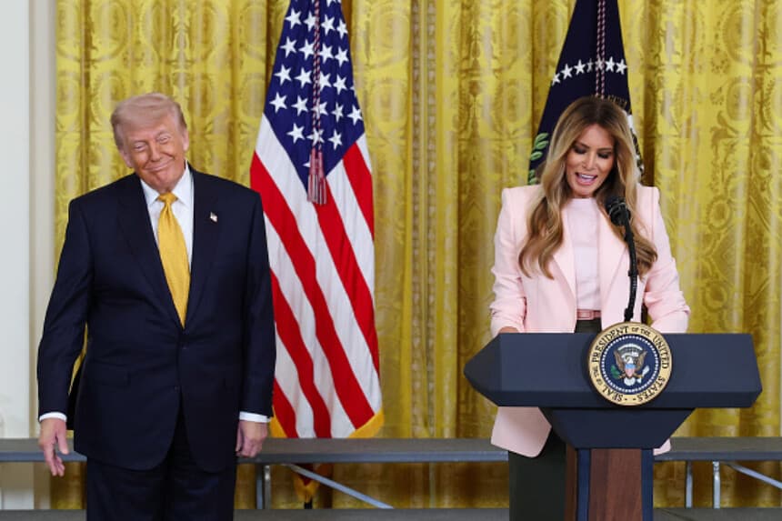 La primera dama Melania Trump hace unas declaraciones junto al presidente de Estados Unidos, Donald Trump, durante una celebración en honor a las madres de militares en el Salón Este de la Casa Blanca el 6 de mayo de 2026 en Washington, D.C. El presidente Trump y la primera dama rindieron homenaje a las madres de militares estadounidenses en el evento, celebrado antes del Día de la Madre. (Anna Moneymaker/Getty Images).