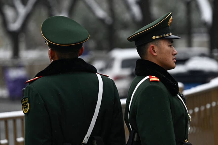 Miembros de la policía paramilitar china montan guardia cerca del Estadio Nacional, junto a la Plaza Tiananmén, en Beijing, el 5 de marzo de 2026. (Pedro Pardo / AFP vía Getty Images).