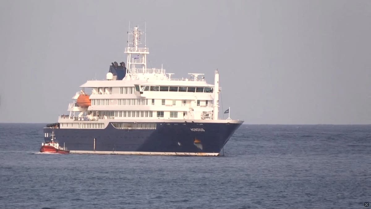 Una embarcación junto al crucero MV Hondius, anclado frente al puerto de Cabo Verde, el día en que los pasajeros enfermos fueron evacuados en barco del crucero, en el puerto de Praia, Cabo Verde, en esta captura de pantalla obtenida de un video, 5 de mayo de 2026. (Reuters TV vía Reuters).