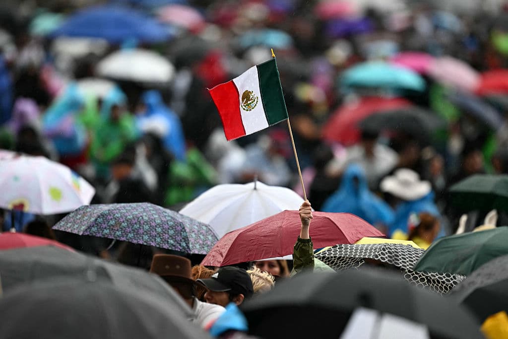Una bandera de México ondea durante la celebración del Día de la Independencia en la plaza del Zócalo de la Ciudad de México el 15 de septiembre de 2025. (Foto de YURI CORTEZ/AFP vía Getty Images)