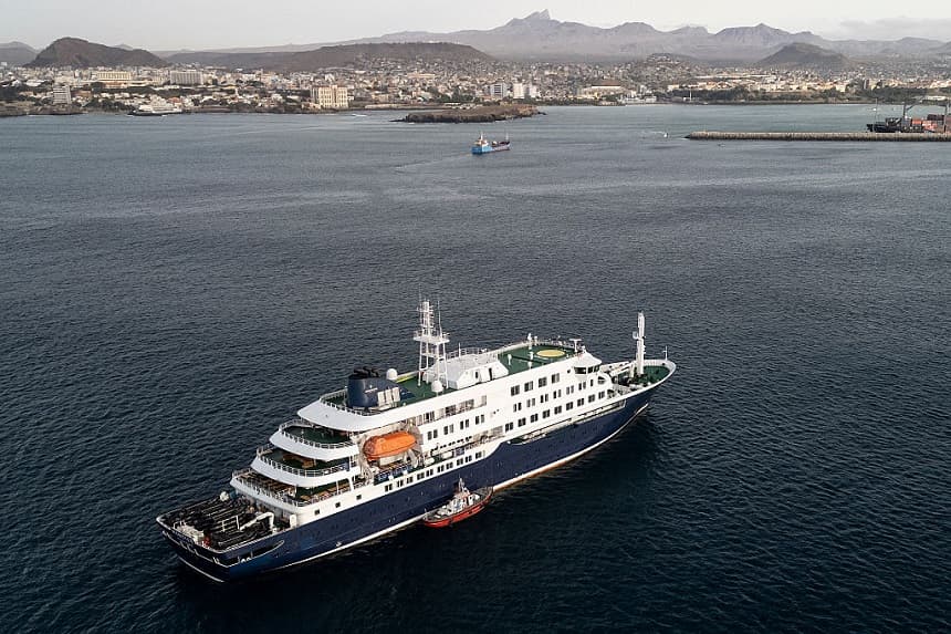 Esta vista aérea muestra al personal sanitario subiendo a bordo del crucero MV Hondius, mientras se encuentra fondeado frente al puerto de Praia, la capital de Cabo Verde, el 6 de mayo de 2026. (AFP vía Getty Images)