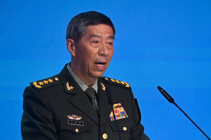 El ministro de Defensa de China, Li Shangfu, pronuncia un discurso, el 15 de agosto de 2023. (ALEXANDER NEMENOV/AFP vía Getty Images).