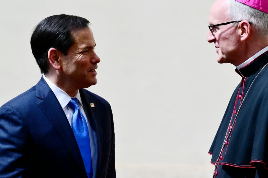 El secretario de Estado de EE. UU., Marco Rubio, es recibido por el nuevo prefecto de la Casa Pontificia, el arzobispo Petar Rajic, a su llegada al patio de San Dámaso en el Vaticano, antes de una audiencia privada con el papa León XIV el 7 de mayo de 2026. (Stefano RELLANDINI / AFP vía Getty Images)
