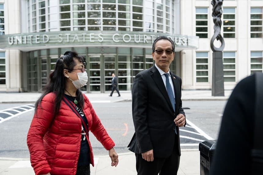 Lu Jianwang, acusado de dirigir una comisaría secreta para el régimen chino en el barrio de Chinatown, en Manhattan (Nueva York), comparece para su juicio en la Corte Federal del Distrito Este de Nueva York, en el barrio de Brooklyn, el 6 de mayo de 2026. (Samira Bouaou/The Epoch Times)
