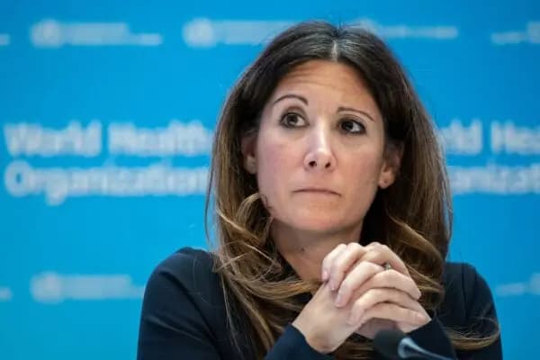 <em>Maria Van Kerkhove, responsable técnica de la OMS para el COVID-19 y jefa de la unidad de enfermedades emergentes y zoonosis, observa durante una conferencia de prensa en la sede de la Organización Mundial de la Salud en Ginebra el 14 de diciembre de 2022. (Fabrice Coffrini/AFP vía Getty Images)</em>