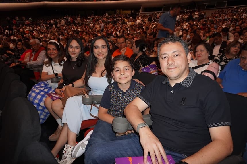 Roberto Micheletti Jr. asiste con su familia a la función inaugural de Shen Yun Performing Arts en el Auditorio Nacional de Ciudad de México el 1 de mayo de 2026. (Lily Yu/The Epoch Times)
