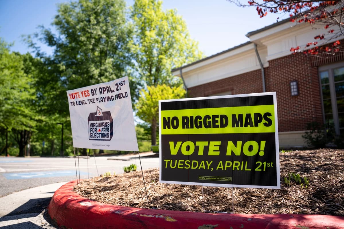 Carteles de campaña en un lugar de votación durante el referéndum de redistribución de distritos en Alexandria, Virginia, el 21 de abril de 2026.  (Madalina Kilroy/The Epoch Times)