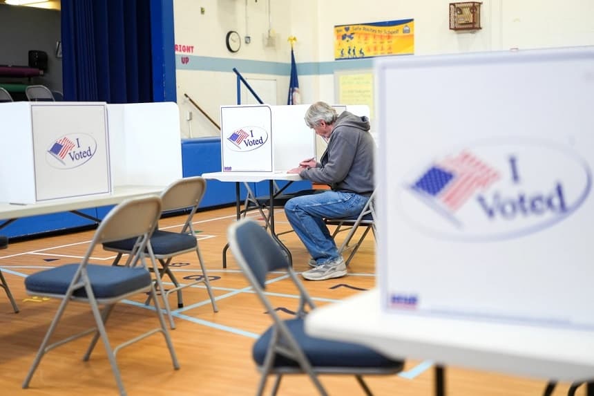 Una persona vota en el referéndum sobre la redistribución de distritos de Virginia en la Lyles-Crouch Traditional Academy, en Alexandria (Virginia), el 21 de abril de 2026. (Foto AP/Julia Demaree Nikhinson)