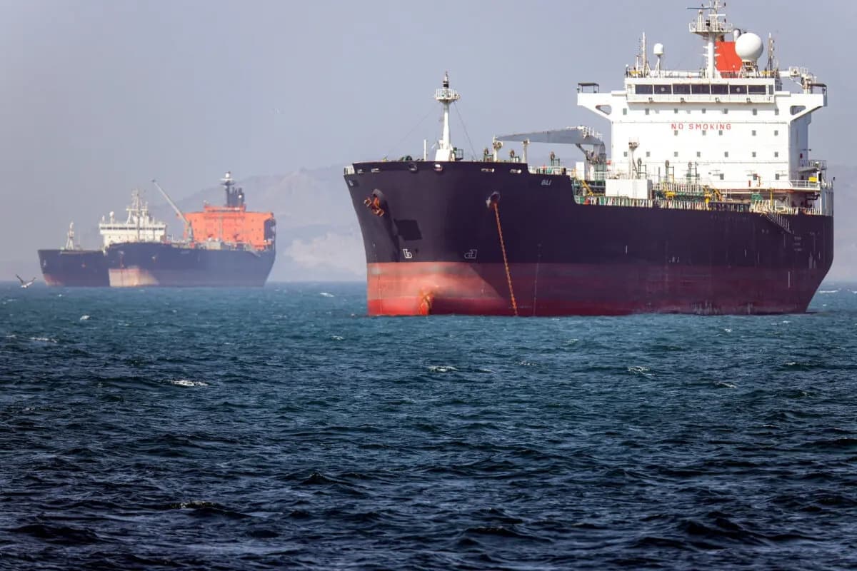 El petrolero Bili, con bandera de Gambia, está anclado en el estrecho de Ormuz frente a Bandar Abbas, en el sur de Irán, el 2 de mayo de 2026. (Amirhossein Khorgooei /ISNA/AFP vía Getty Images)
