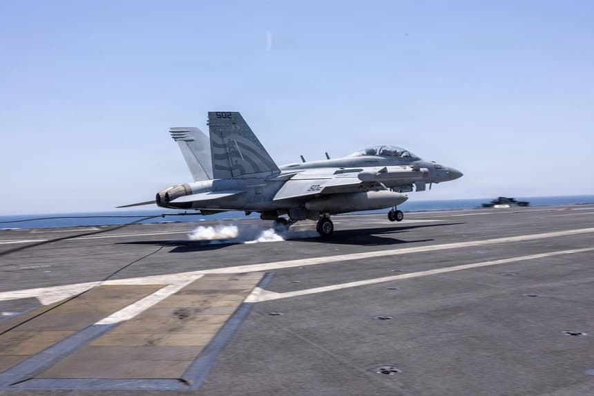 Un F/A-18E Super Hornet aterriza en la cubierta de vuelo del portaaviones USS George H. W. Bush el 27 de abril de 2026. (Foto de la Armada de los Estados Unidos)