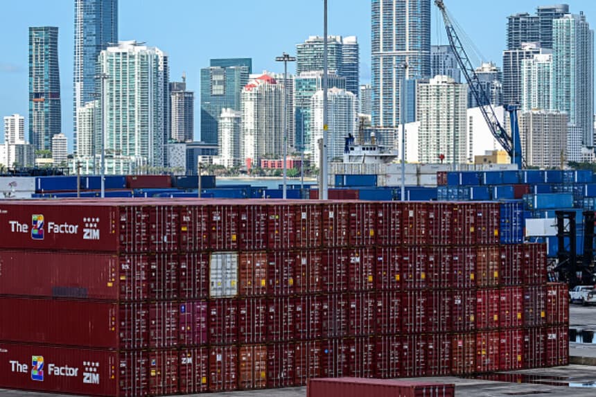 Contenedores apilados en el Puerto de Miami, con panorámica de Miami, Florida, al fondo, el 9 de abril de 2025. China impondrá aranceles del 84 por ciento a las importaciones estadounidenses, frente al 34 por ciento actual, según anunció el miércoles el Ministerio de Finanzas. (Giorgio VIERA / AFP).