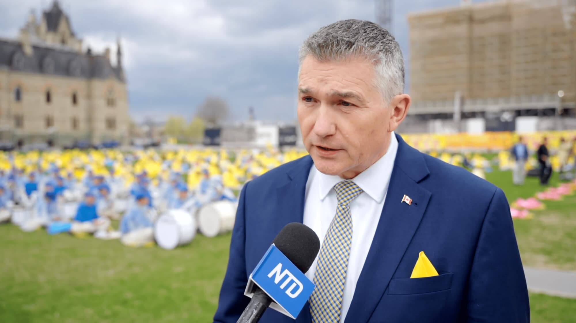 El diputado conservador James Bezan habla con NTD mientras celebra el Día Mundial de Falun Dafa en la Colina del Parlamento, en Ottawa, el 5 de mayo de 2026. (NTD).