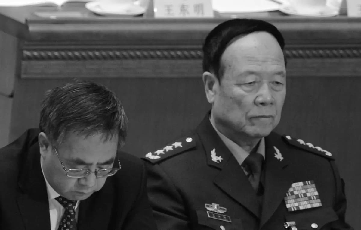 El secretario del Partido Comunista de la provincia de Guangdong, Hu Chunhua (Izq.), y el vicepresidente de la Comisión Militar Central, Guo Boxiong, en Beijing. (Goh Chai Hin/AFP/Getty Images)