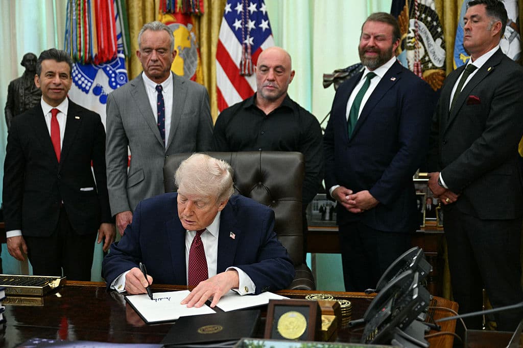 Trump dice que no va a sustituir al director de la FDA, Makary