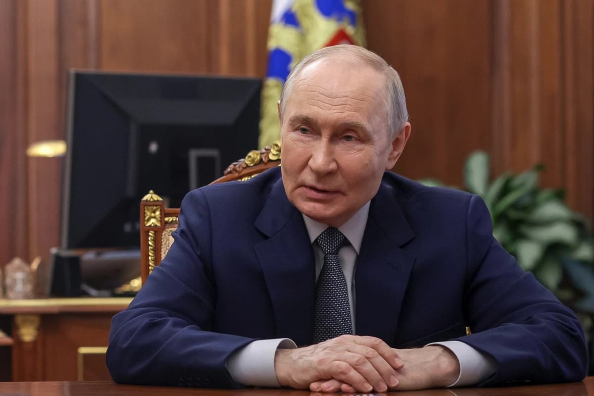 El presidente ruso Vladimir Putin escucha al jefe de la República de Mordovia, Artyom Zdunov, en el Kremlin de Moscú el 4 de mayo de 2026. Mikhail Metzel/Sputnik, Kremlin Pool Foto vía AP