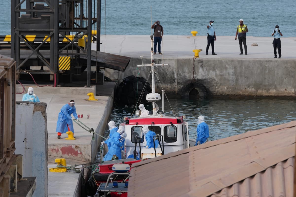 Personal sanitario con equipo de protección evacúa a pacientes del crucero MV Hondius en un puerto de Praia, Cabo Verde, el 6 de mayo de 2026. Misper Apawu/AP Photo