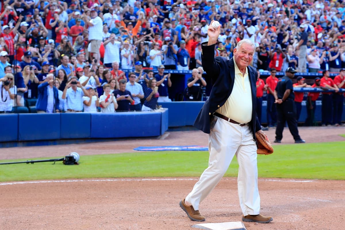 El miembro del Salón de la Fama Bobby Cox atrapa el último lanzamiento ceremonial en el Turner Field, realizado por Hank Aaron tras el partido entre los Atlanta Braves y los Detroit Tigers en el Turner Field de Atlanta, Georgia, el 2 de octubre de 2016. (Daniel Shirey/Getty Images)