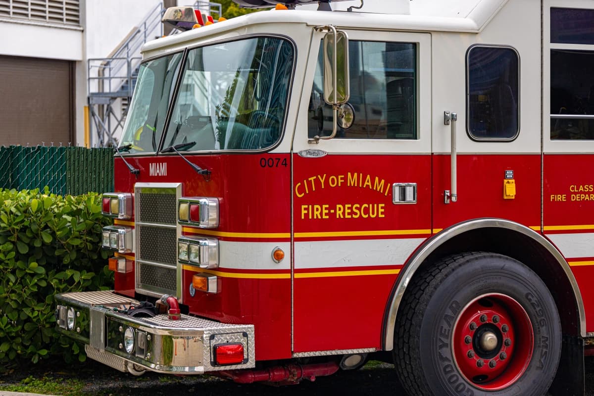 Explota embarcación cerca de Miami: 11 personas heridas son trasladadas al hospital