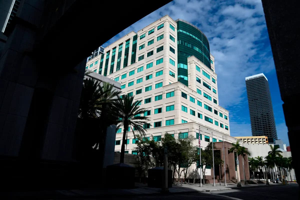 El Edificio Federal de Justicia James Lawrence King en Miami el 4 de diciembre de 2023. (Rebecca Blackwell/AP Photo)