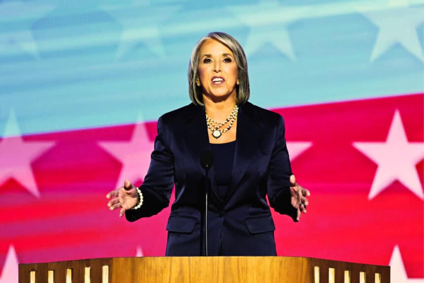 La gobernadora de Nuevo México, Michelle Lujan Grisham, habla durante el segundo día de la Convención Nacional Demócrata (DNC) en el United Center de Chicago, Illinois, el 20 de agosto de 2024. (MANDEL NGAN/AFP vía Getty Images)