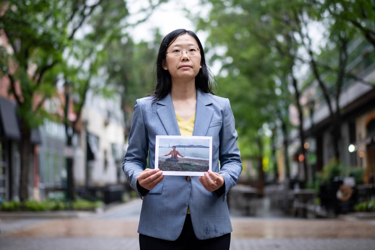 Alisa Zhou sostiene una foto de su madre, Wang Youmei, quien está siendo perseguida en China por practicar Falun Gong, en Rockville, Maryland, el 6 de mayo de 2026. (Madalina Kilroy/The Epoch Times)