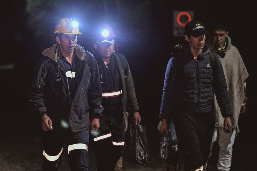 Unos mineros recorren el lugar donde se produjo una explosión en una mina de carbón en Sutatausa, departamento de Cundinamarca, Colombia, el 4 de mayo de 2026. Nueve mineros fallecieron y otros seis fueron rescatados tras una explosión en una mina de carbón legal en el centro de Colombia el 4 de mayo de 2026. (Luis ACOSTA / AFP vía Getty Images)