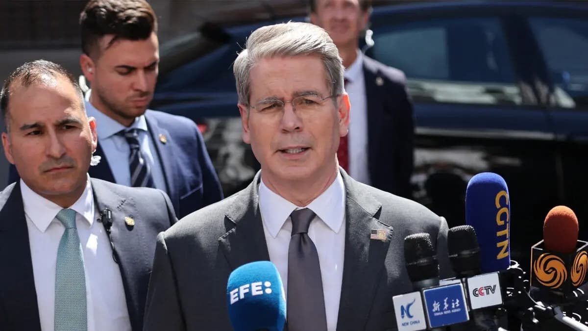 El secretario del Tesoro de EE. UU., Scott Bessent, habla durante una rueda de prensa tras las conversaciones comerciales con el viceprimer ministro chino He Lifeng en el Ministerio de Asuntos Exteriores en Madrid el 15 de septiembre de 2025. (Thomas Coex/AFP vía Getty Images)