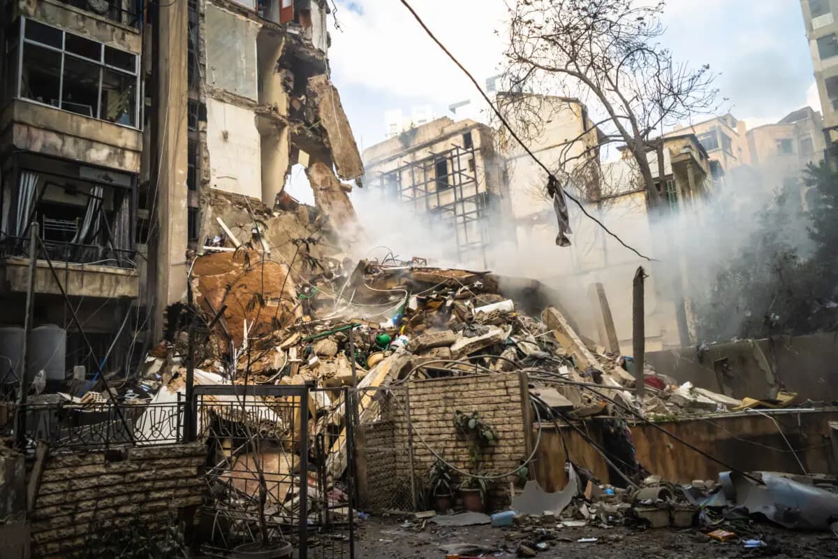 Daños en el barrio de Ain el Mreisseh, en Beirut, Líbano, el 8 de abril de 2026, tras un ataque israelí. (Nael Chahine/Middle East Images/AFP vía Getty Images).