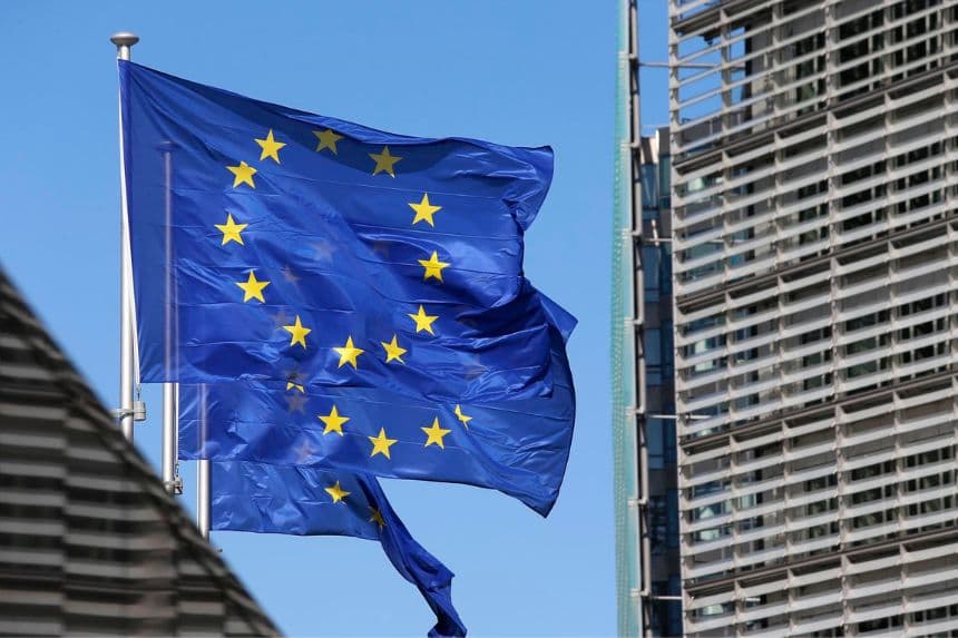 Imagen de archivo de banderas de la UE. EFE/EPA/JULIEN WARNAND