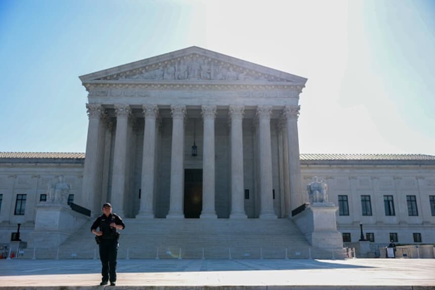 La policía de la Corte Suprema permanece en alerta mientras los manifestantes de "El pueblo contra el veneno" se reúnen ante la Corte Suprema de Estados Unidos el 27 de abril de 2026 en Washington, D.C. (Tasos Katopodis/Getty Images).