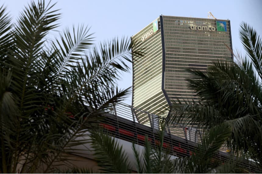 Sede de Saudi Aramco en Riad el 5 de noviembre de 2024. El gigante energético Saudi Aramco informó el 5 de noviembre de 2024 de una caída interanual del 15 por ciento en sus ganancias del tercer trimestre, atribuyéndola a los bajos precios del petróleo. (FAYEZ NURELDINE/AFP vía Getty Images).