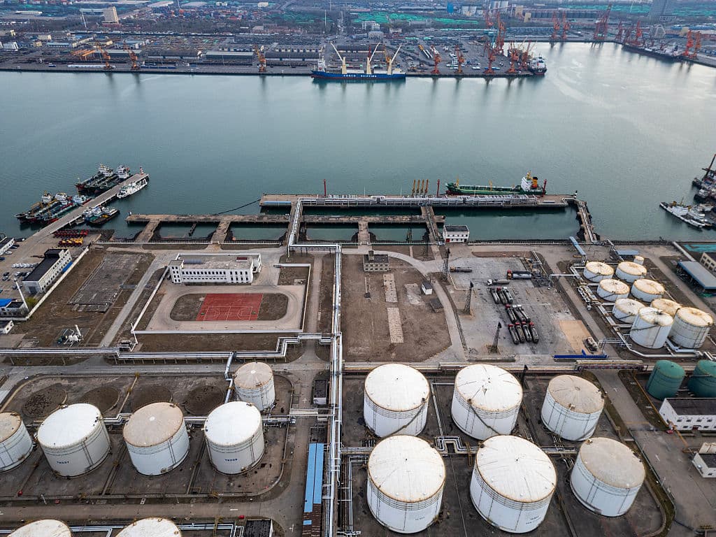 Vista aérea de los tanques de almacenamiento de petróleo en una planta petroquímica del puerto de Tianjín el 30 de marzo de 2026 en Tianjín, China. (Lintao Zhang/Getty Images)