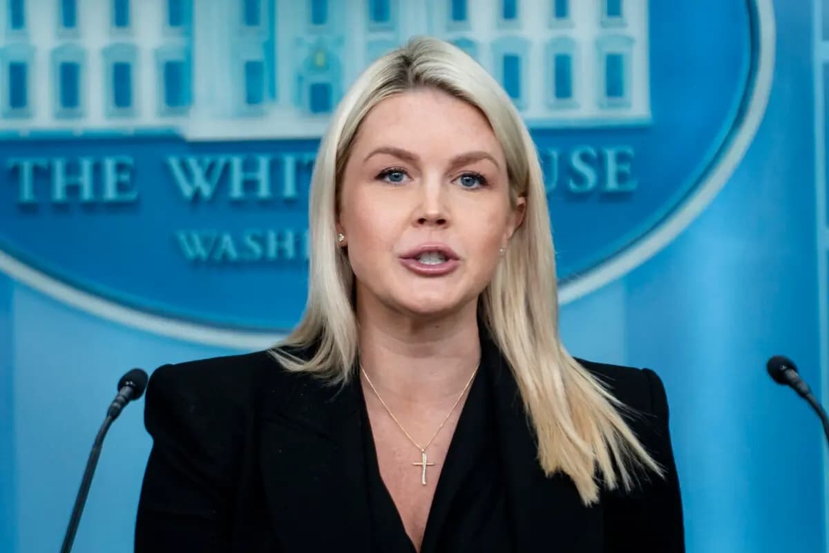 La secretaria de prensa de la Casa Blanca, Karoline Leavitt, habla durante una rueda de prensa en la Casa Blanca el 27 de abril de 2026. (Madalina Kilroy/The Epoch Times)