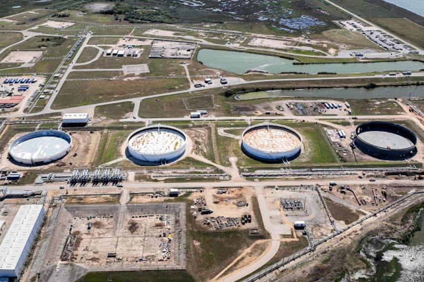 En panorámica aérea, se observa la instalación de almacenamiento de la Reserva Estratégica de Petróleo en el sitio de Bryan Mound, el 19 de octubre de 2022, en Freeport, Texas. (Brandon Bell/Getty Images).