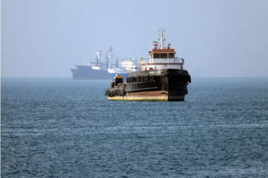 El remolcador Basim, de bandera iraní, navega cerca de un barco anclado en el estrecho de Ormuz, frente a Bandar Abbas, en el sur de Irán, en esta imagen obtenida de la agencia de noticias ISNA de Irán el 4 de mayo de 2026. (Amirhossein Khorbooei/ISNA/AFP vía Getty Images).