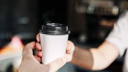 Científicos analizaron microplásticos presentes en el café servido en vasos para llevar