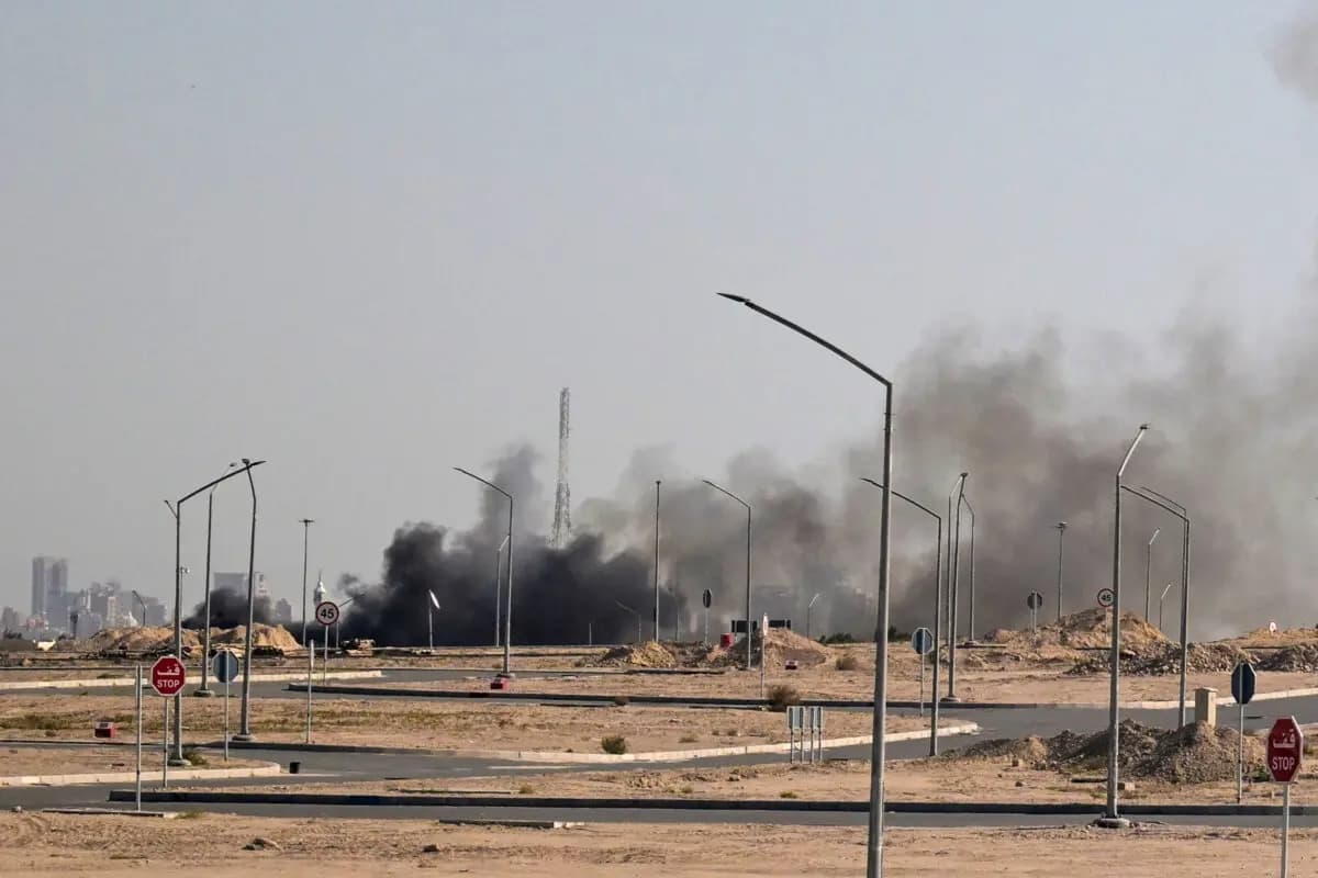 El humo se eleva tras un supuesto ataque iraní en la zona donde se encuentra la embajada de EE. UU. en la ciudad de Kuwait, el 2 de marzo de 2026. (AFP vía Getty Images)