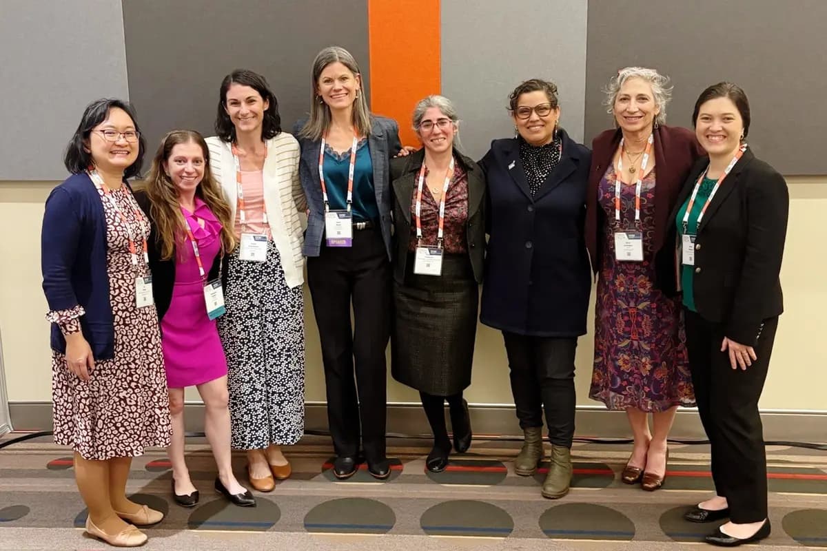<em>Anne Welsh (cuarta desde la izquierda) con su grupo de mentoría "Madres Emprendedoras". (Cortesía de Anne Welsh).</em>