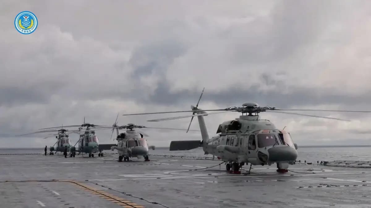 <em>Helicópteros a bordo de un buque de asalto anfibio participan en ejercicios militares en aguas al sureste de Taiwán, según se observa en esta captura de pantalla de un video publicado por el Comando del Teatro Oriental del Ejército Popular de Liberación de China (EPL) el 29 de diciembre de 2025. (Comando del Teatro Oriental/Imagen cedida a Reuters).</em>