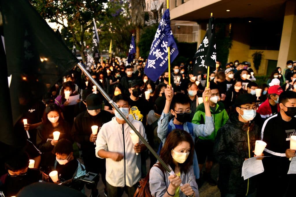 <em>Manifestantes participan en una vigilia para conmemorar el 32.º aniversario de las protestas a favor de la democracia y la represión de la plaza de Tiananmen de 1989, frente al consulado chino en Los Ángeles, California, el 4 de junio de 2021. (Foto de PATRICK T. FALLON/AFP vía Getty Images)</em>